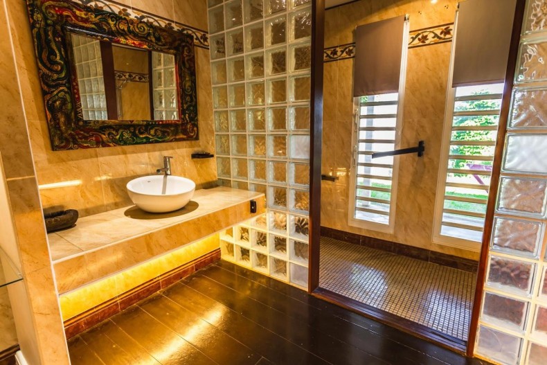 Salle de bain rez-de-chaussée